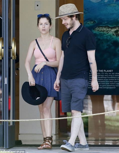 anna kendrick mąż.